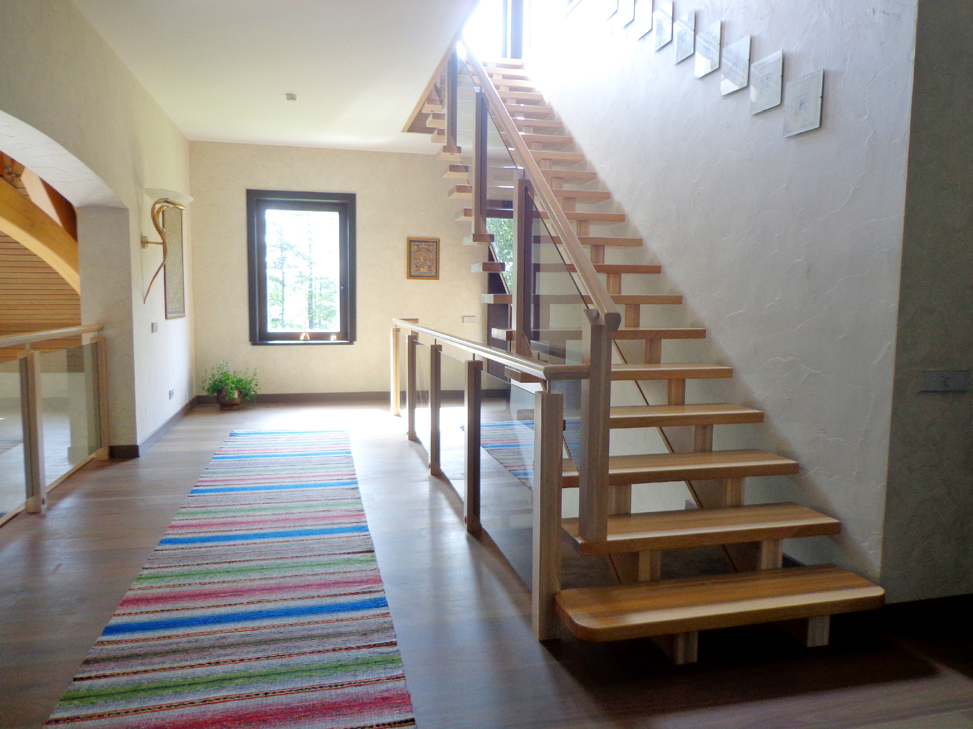 Лестница в современном стиле на двух деревянных косоурах
