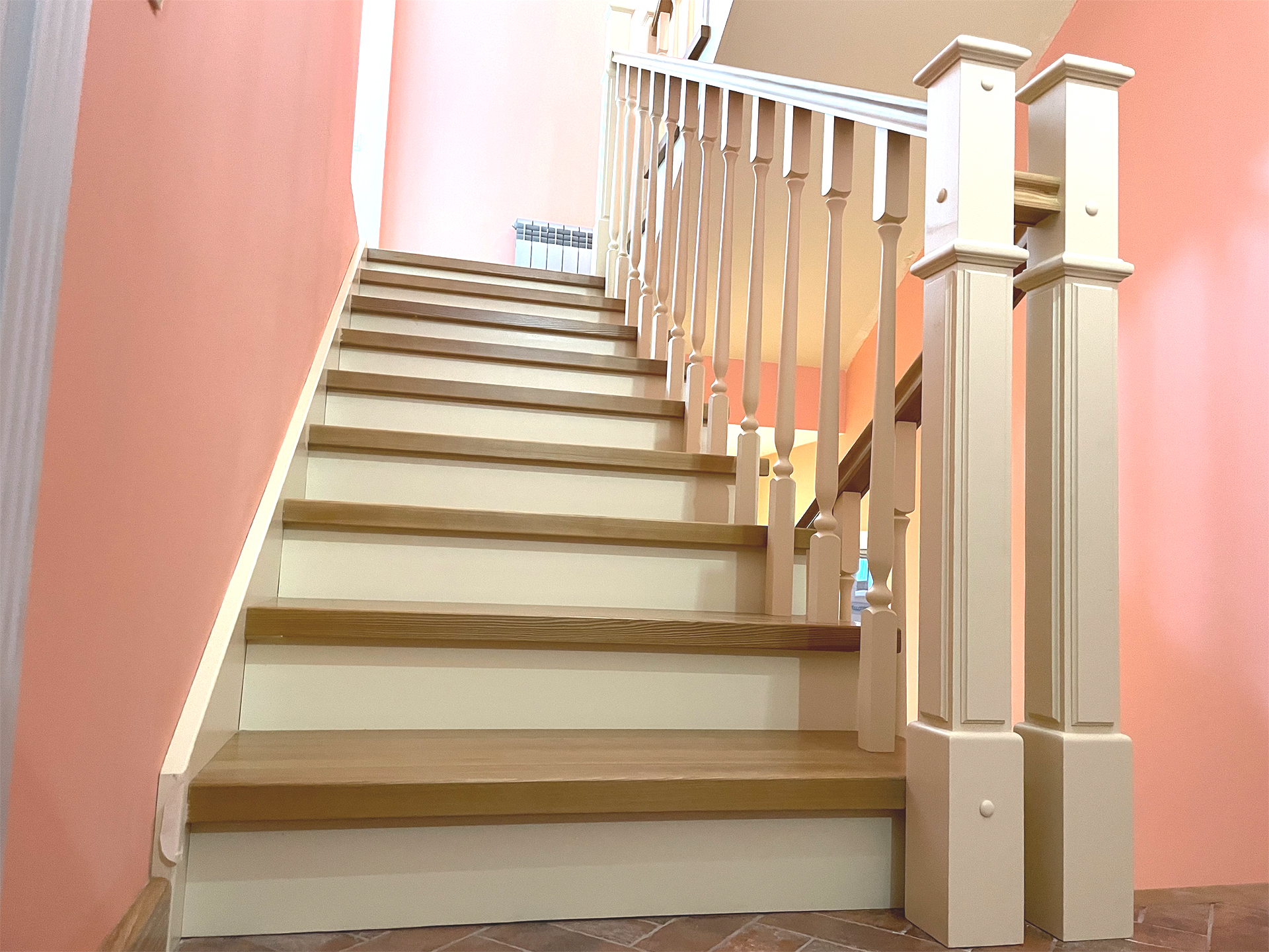 Классическая лестница с контрастными ступенями