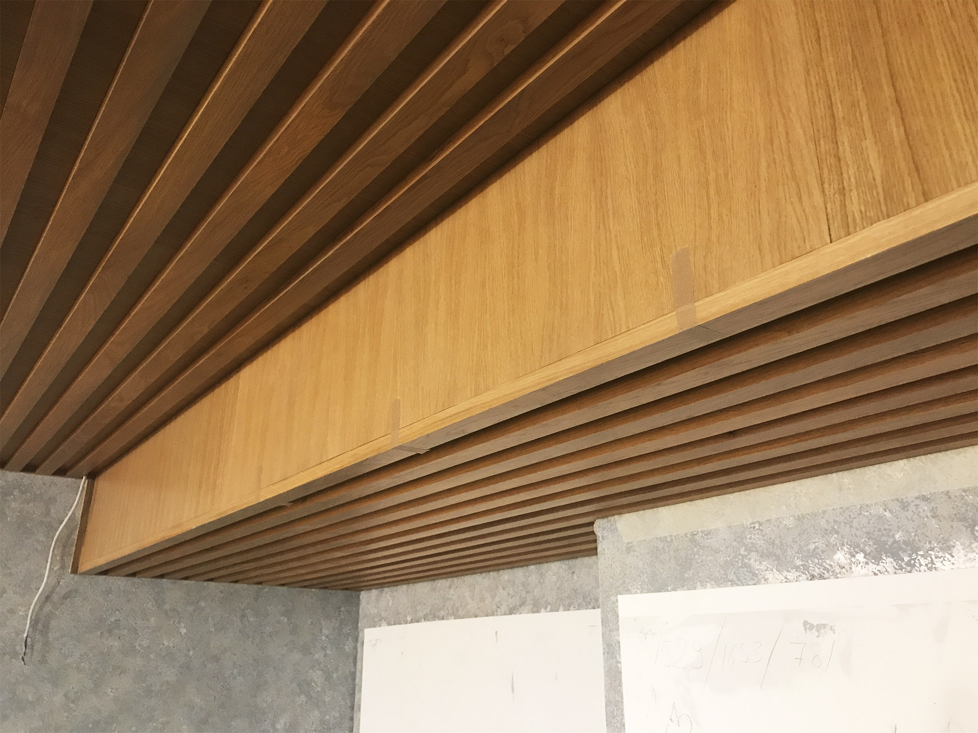 отделка потолка деревянными панелями
