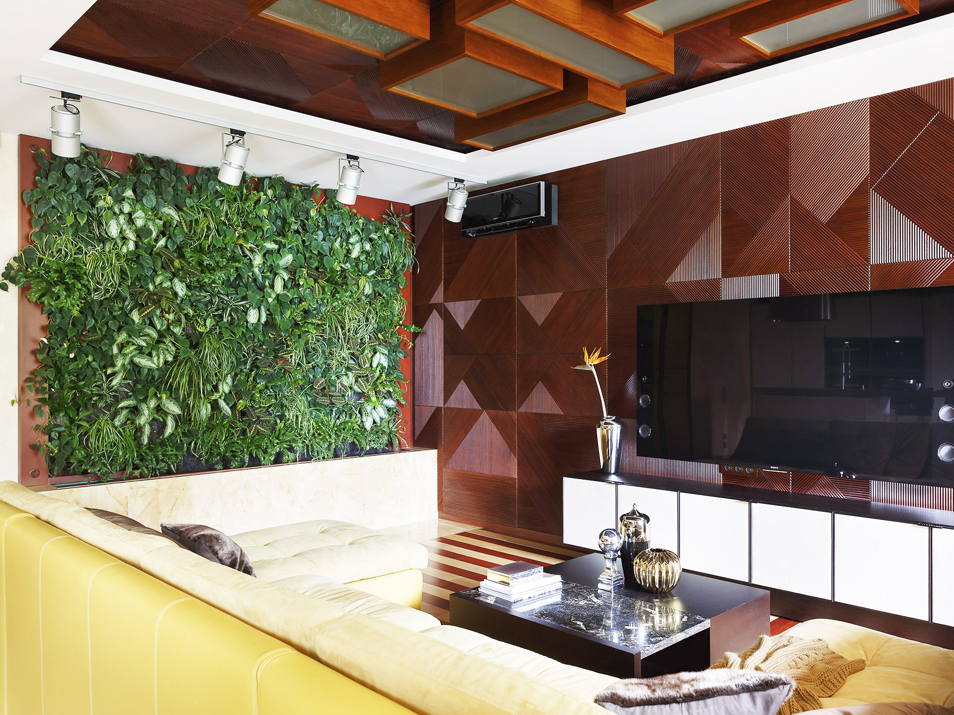 стеновые панели с вертикальным озеленением в гостиной