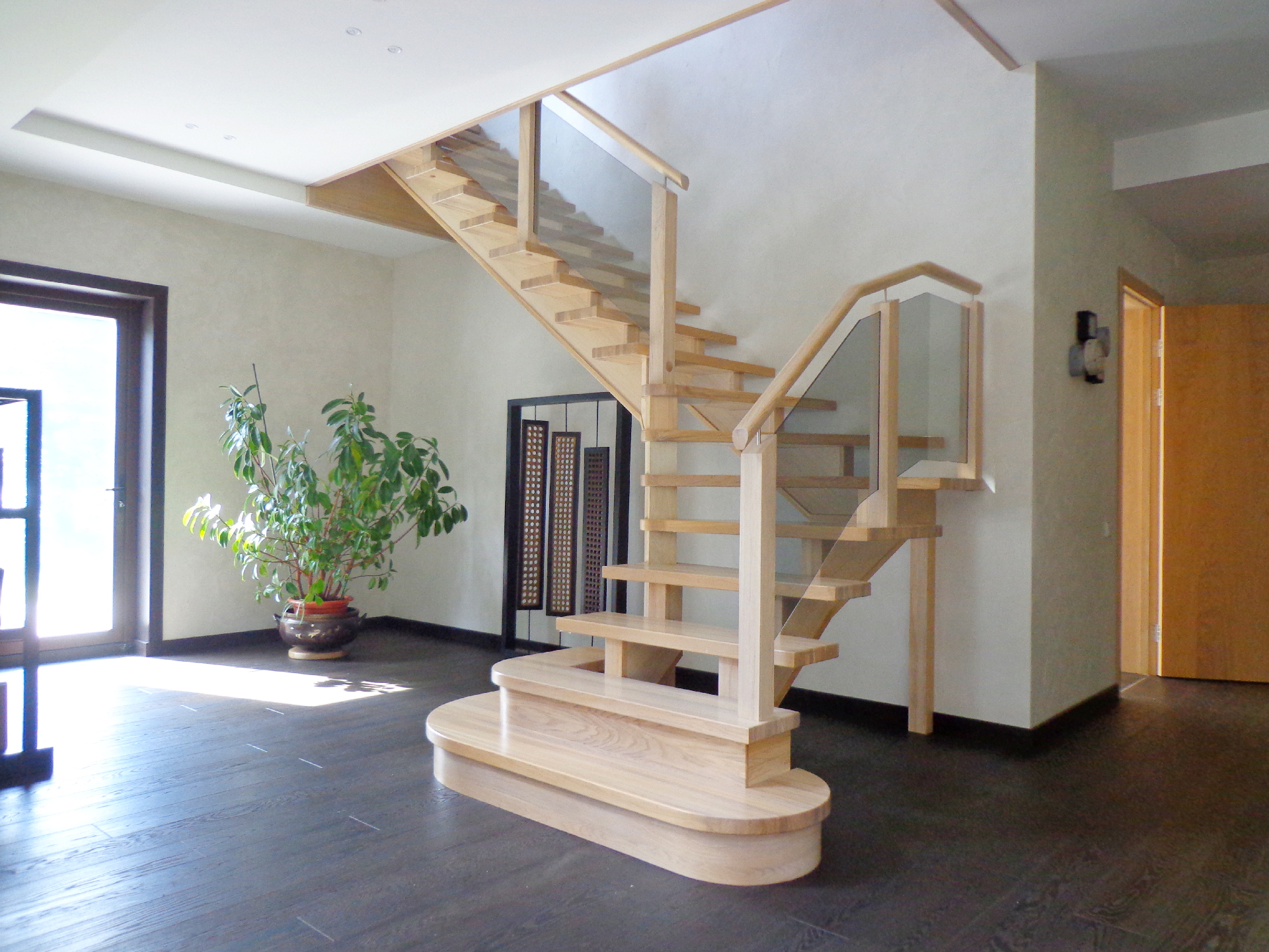 Лестница в современном стиле из массива дуба и стекла
