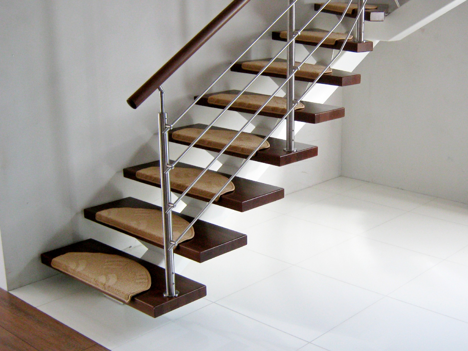 Компактная лестница на центральном косоуре на заказ из массива дуба