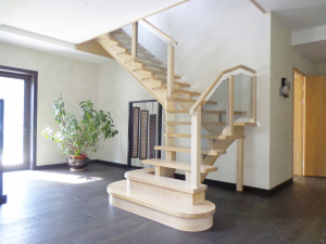 компактная деревянная лестница